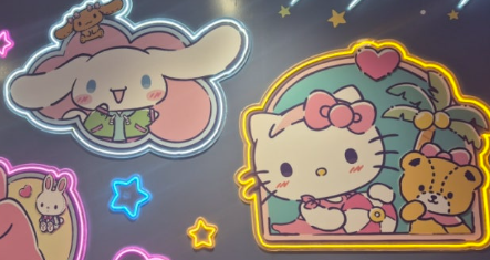 サンリオグッズが並ぶ1階