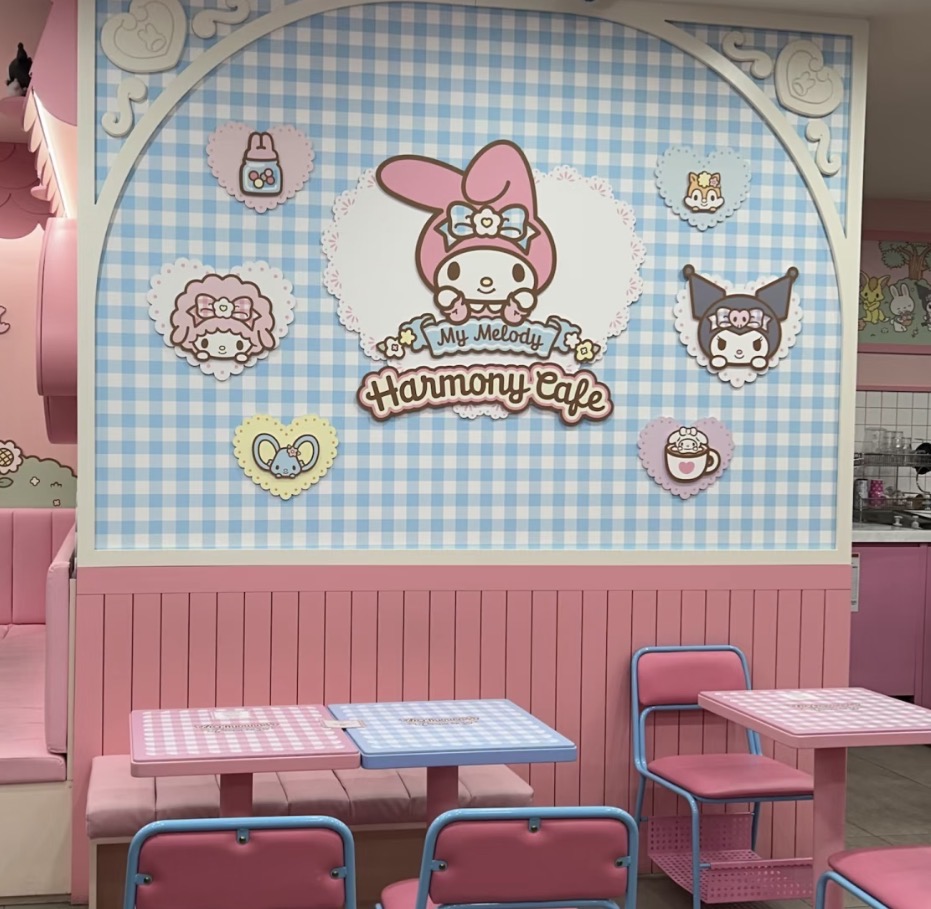 水色のギンガムチェックの壁と、ピンク・水色のテーブル。