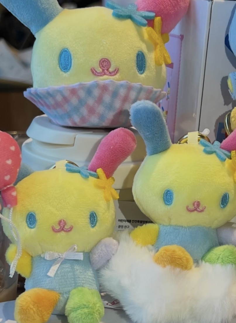 チェック柄やふわふわの素材を合わせたぬいぐるみ。