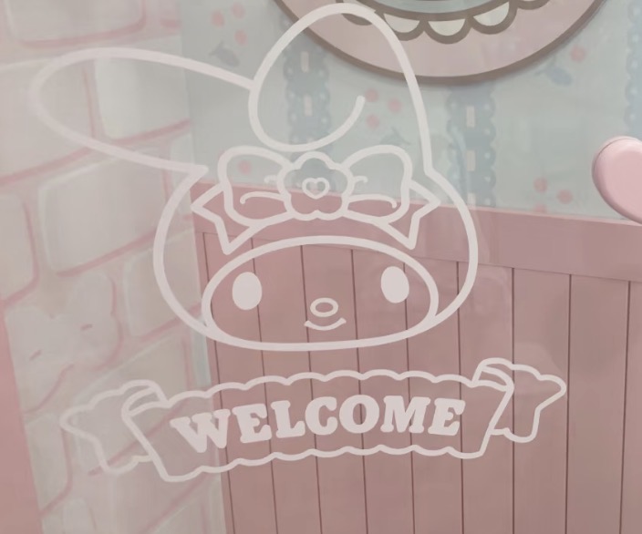 ガラスに描かれたマイメロディとWELCOMEの文字。