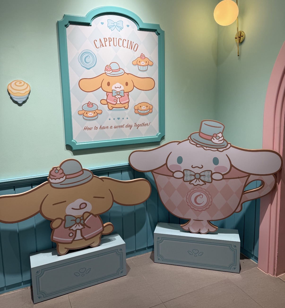 カプチーノとカップ姿のシナモンのパネル