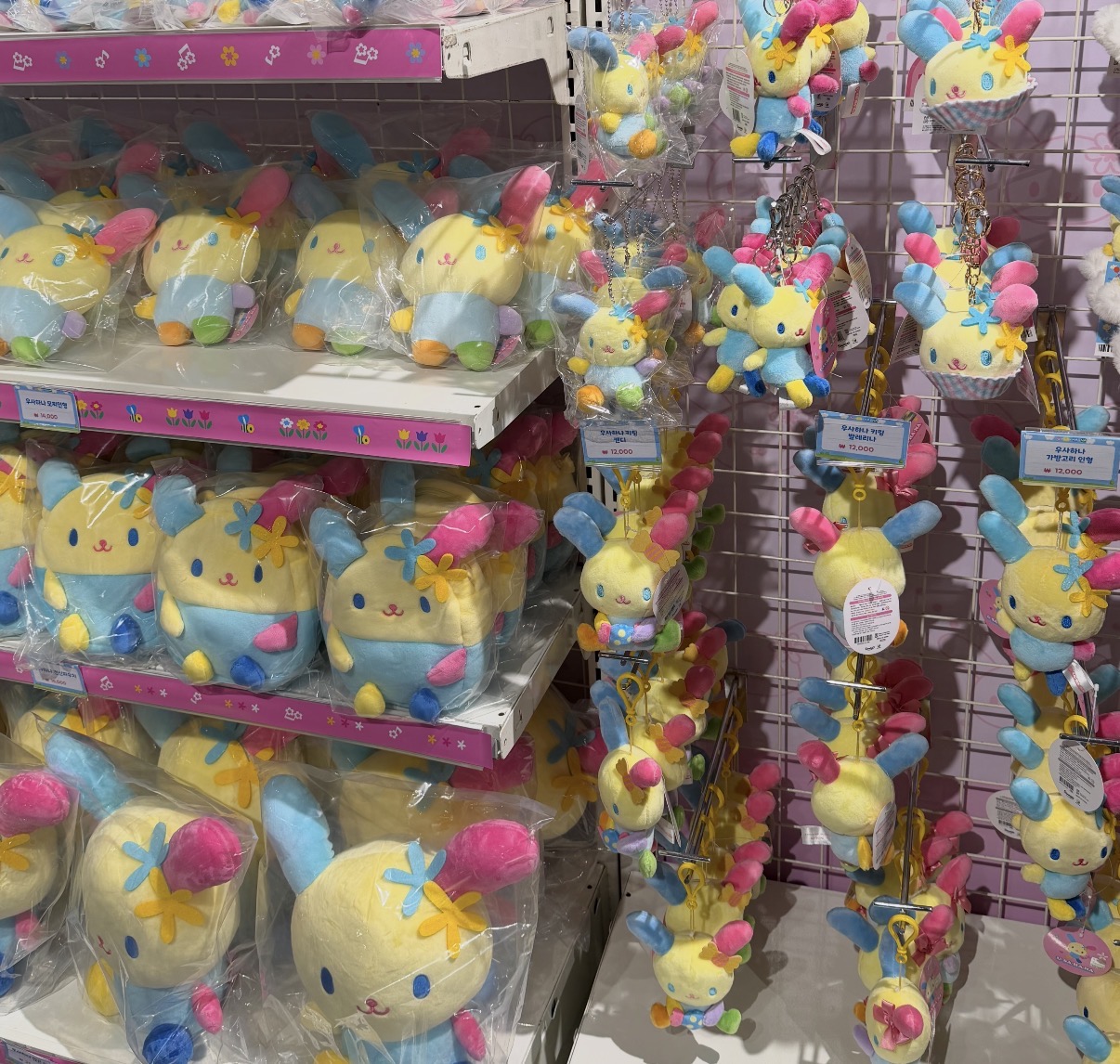 さまざまなサイズのぬいぐるみが並ぶ売り場。