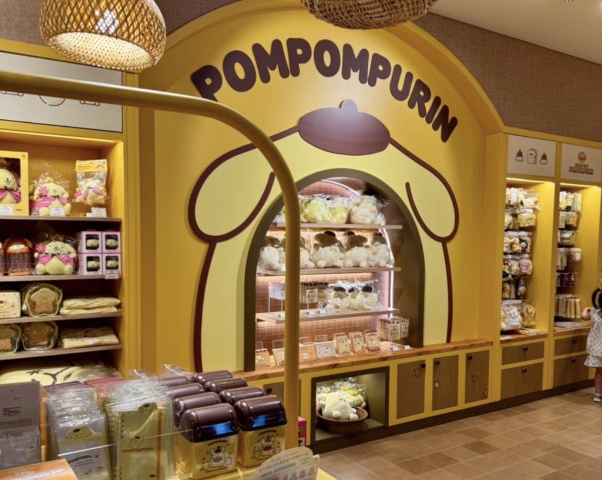 プリンの顔を描いた黄色いアーチとグッズ売り場。
