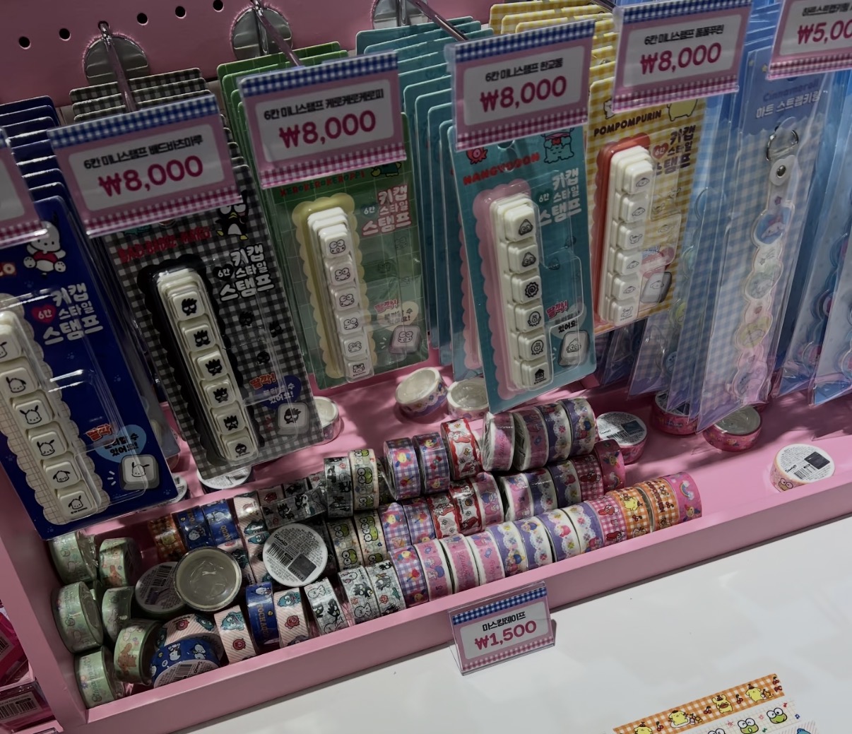 スタンプやマスキングテープなど手帳デコ用品の棚