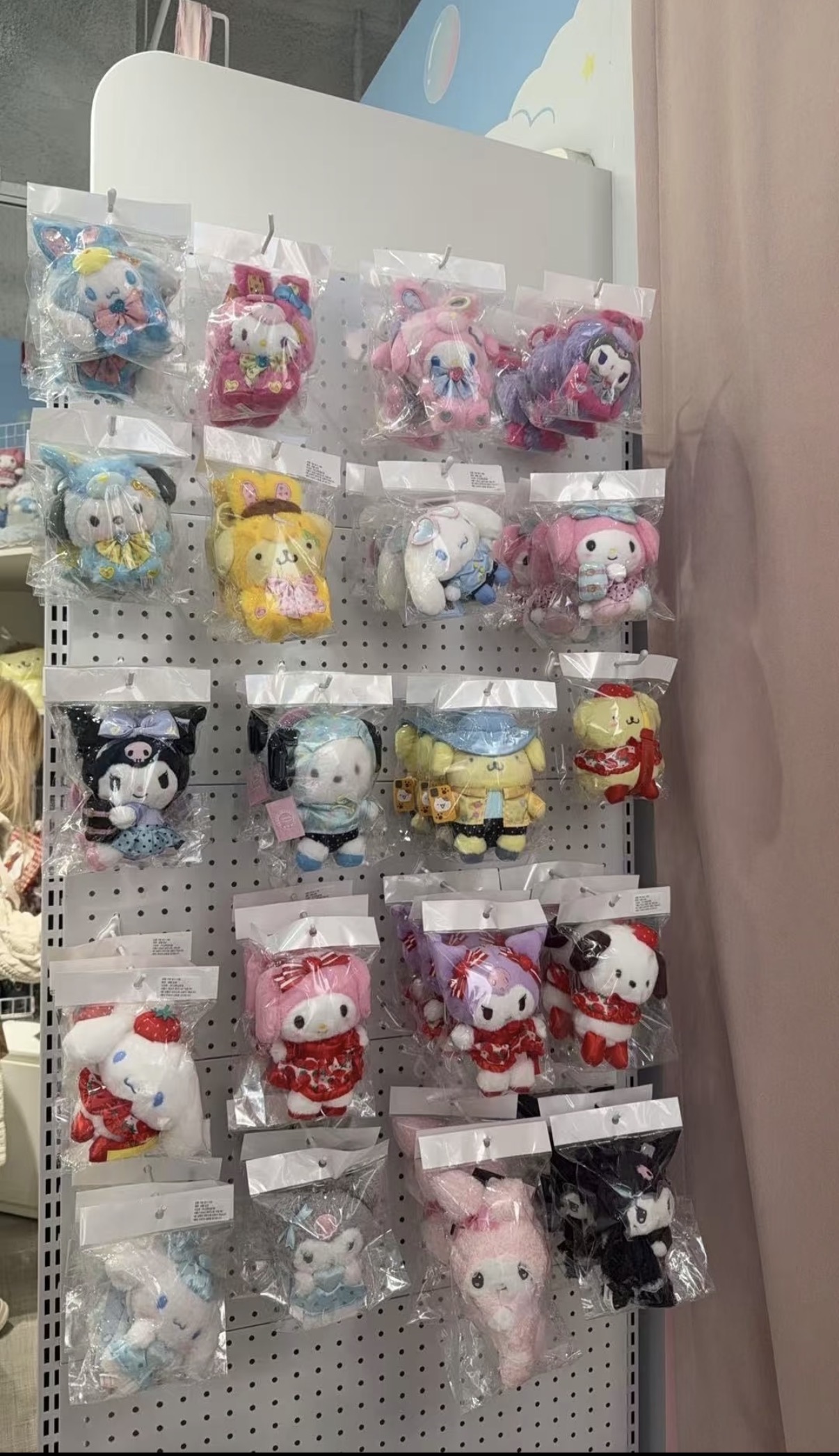 マイメロディやクロミなどのマスコット売り場