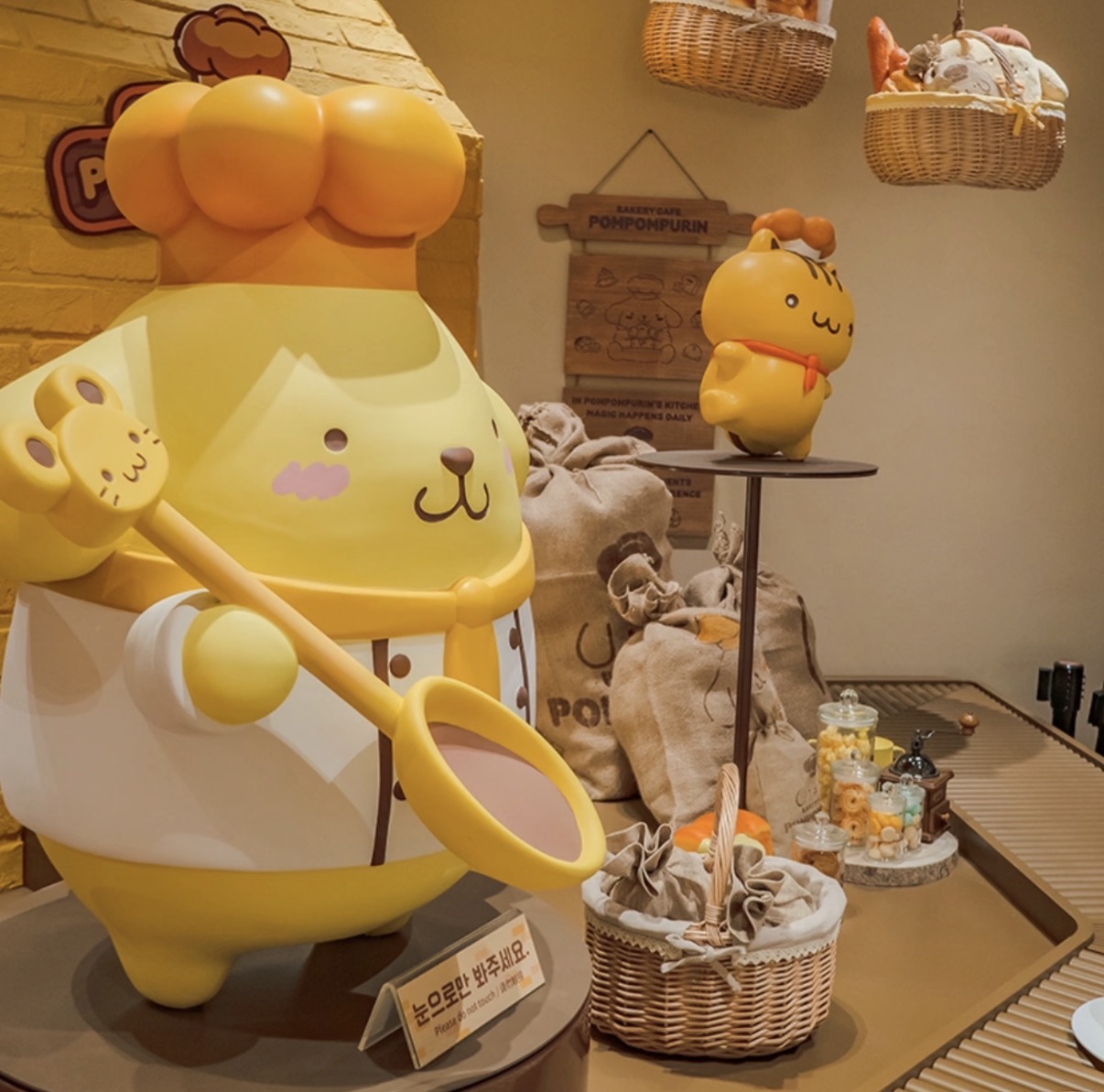 お鍋とおたまを持ったシェフ姿のプリン。