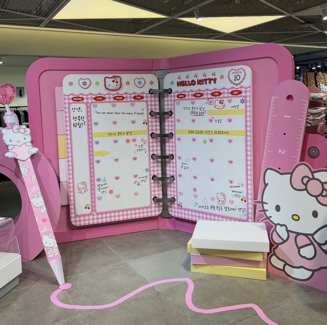 ハローキティのイラストが入った大型手帳型フォトスポット