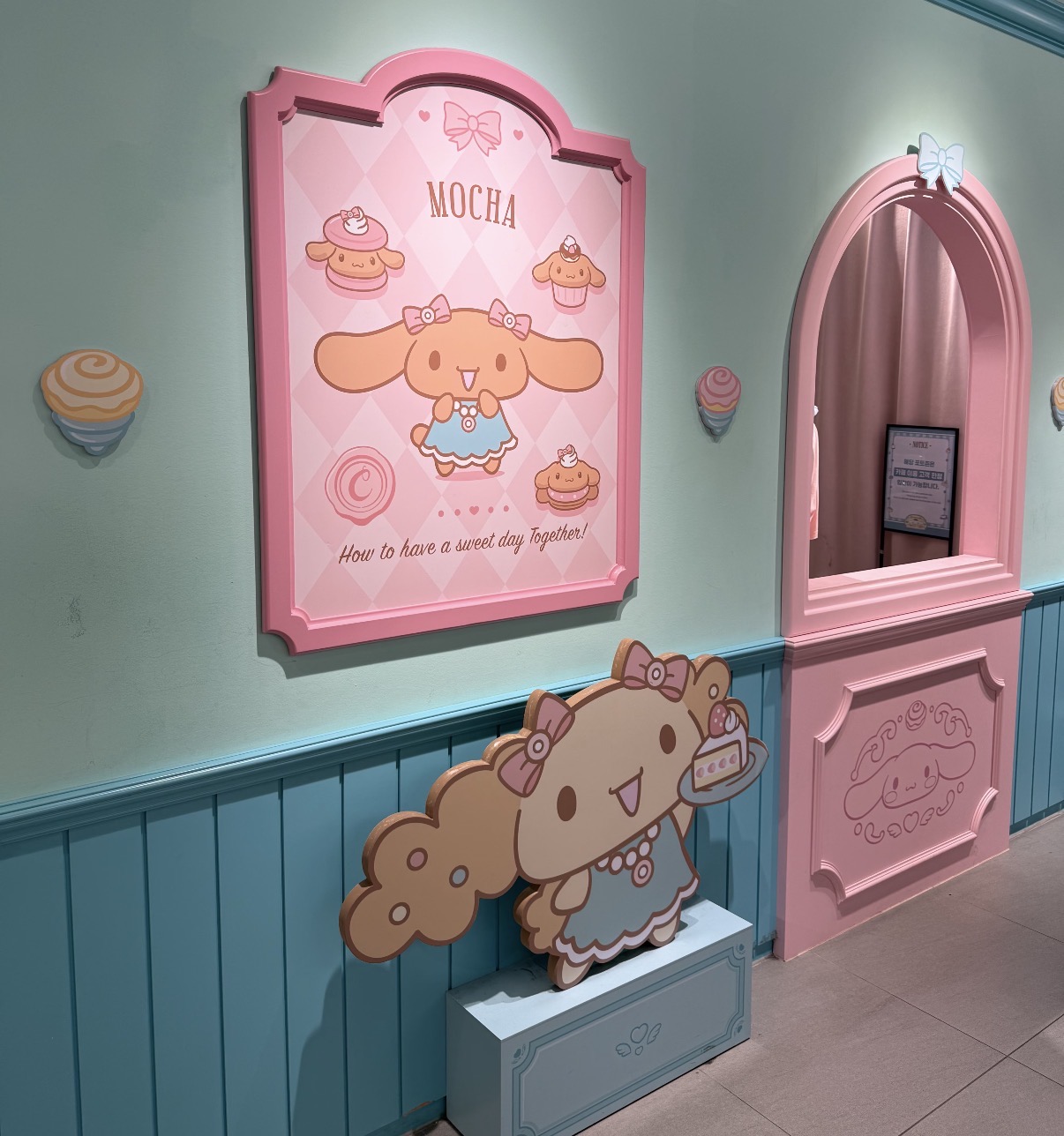 モカのピンクのポスターとキャラクターパネル