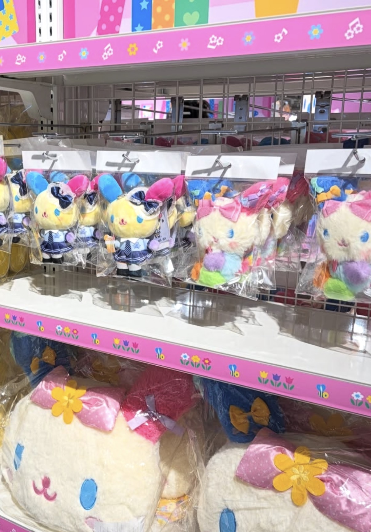 衣装やリボンを合わせたウサハナのぬいぐるみ。