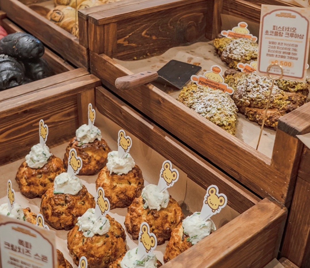 クリームとキャラクターのピックを添えた焼き菓子。