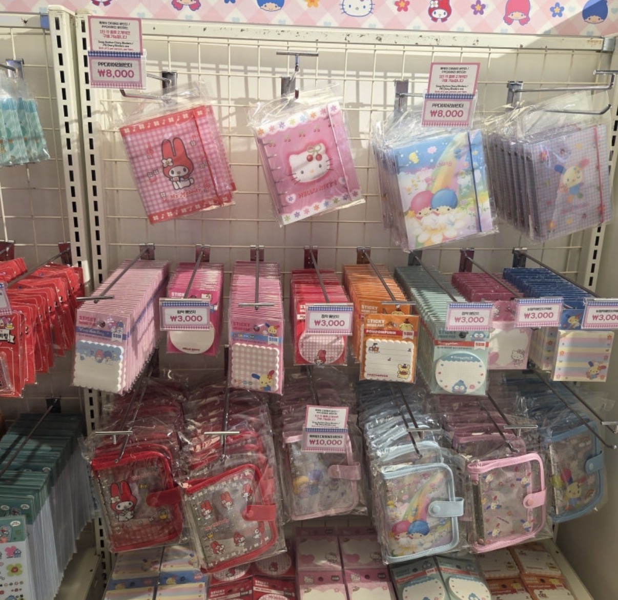 キャラクター柄のノートやポーチが並ぶ売り場