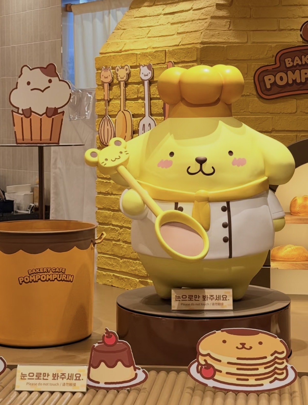ポムポムプリン ベーカリーカフェのシェフ姿のプリン