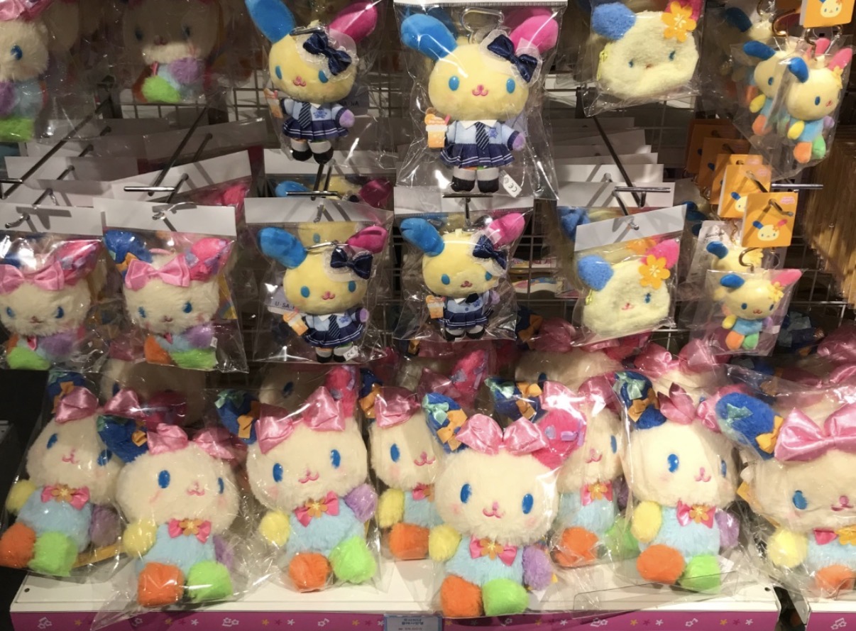 紺色の衣装や大きなリボンを合わせたウサハナのぬいぐるみ。