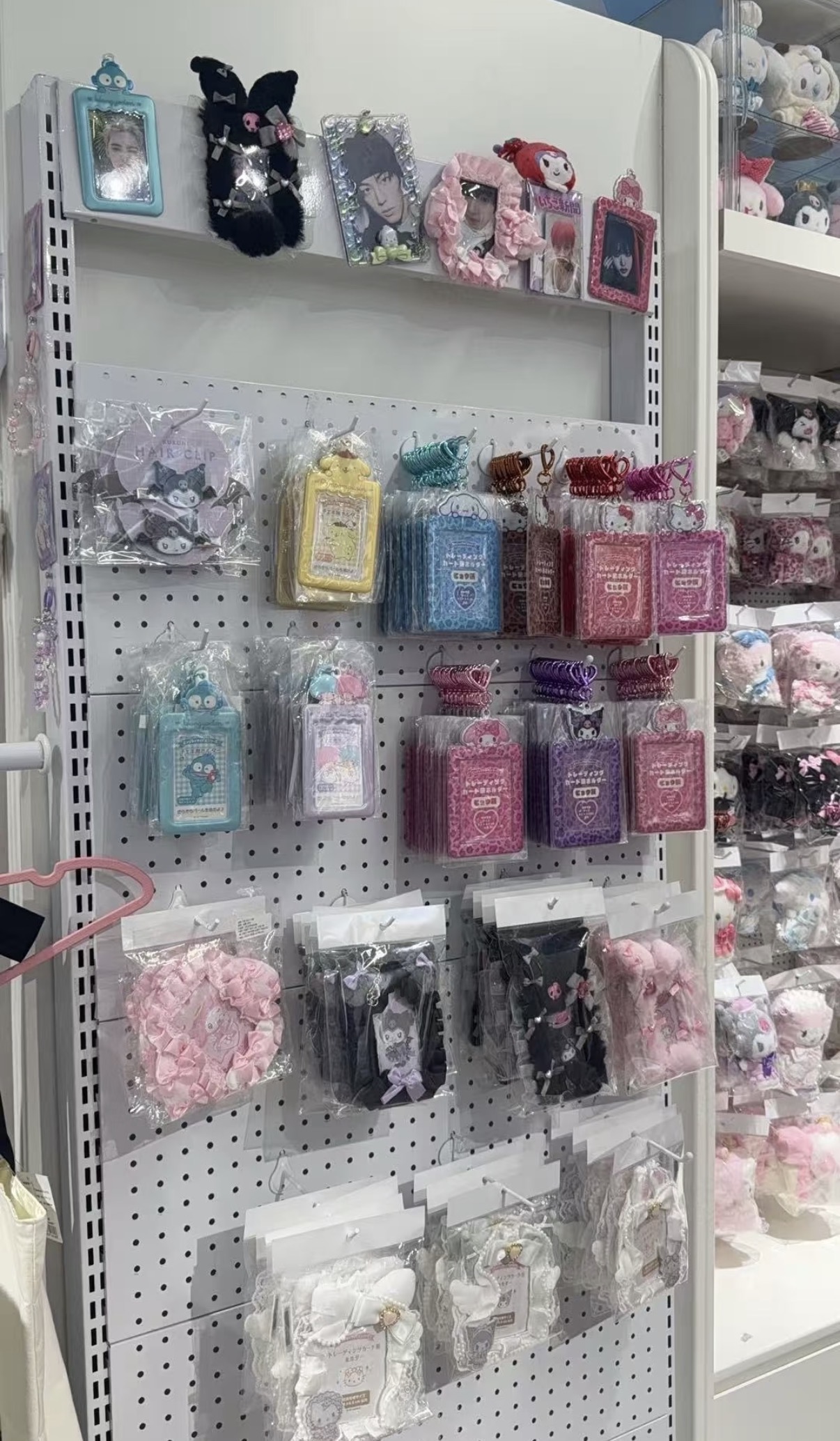 色違いのケースなどサンリオの小物売り場