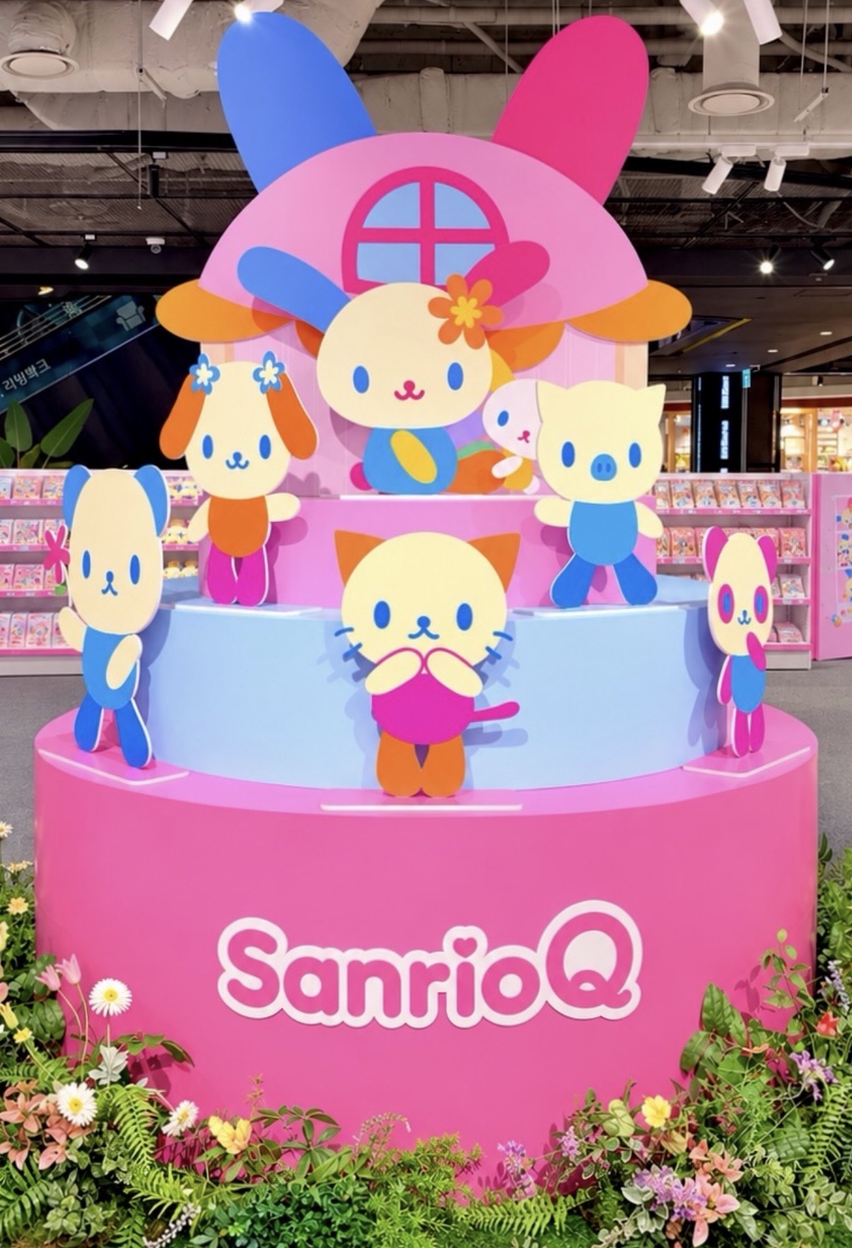 おうちとウサハナたちを飾ったSanrio Qのディスプレイ。