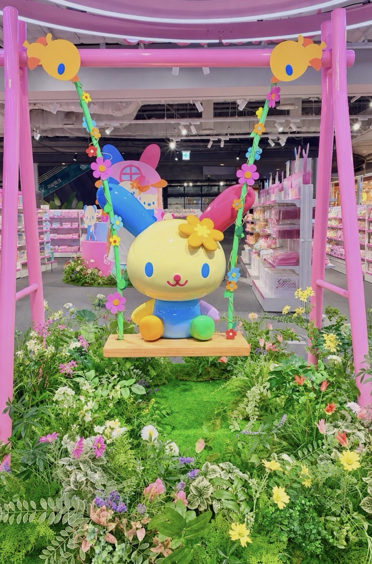 花に囲まれたピンクのブランコに座るウサハナ。