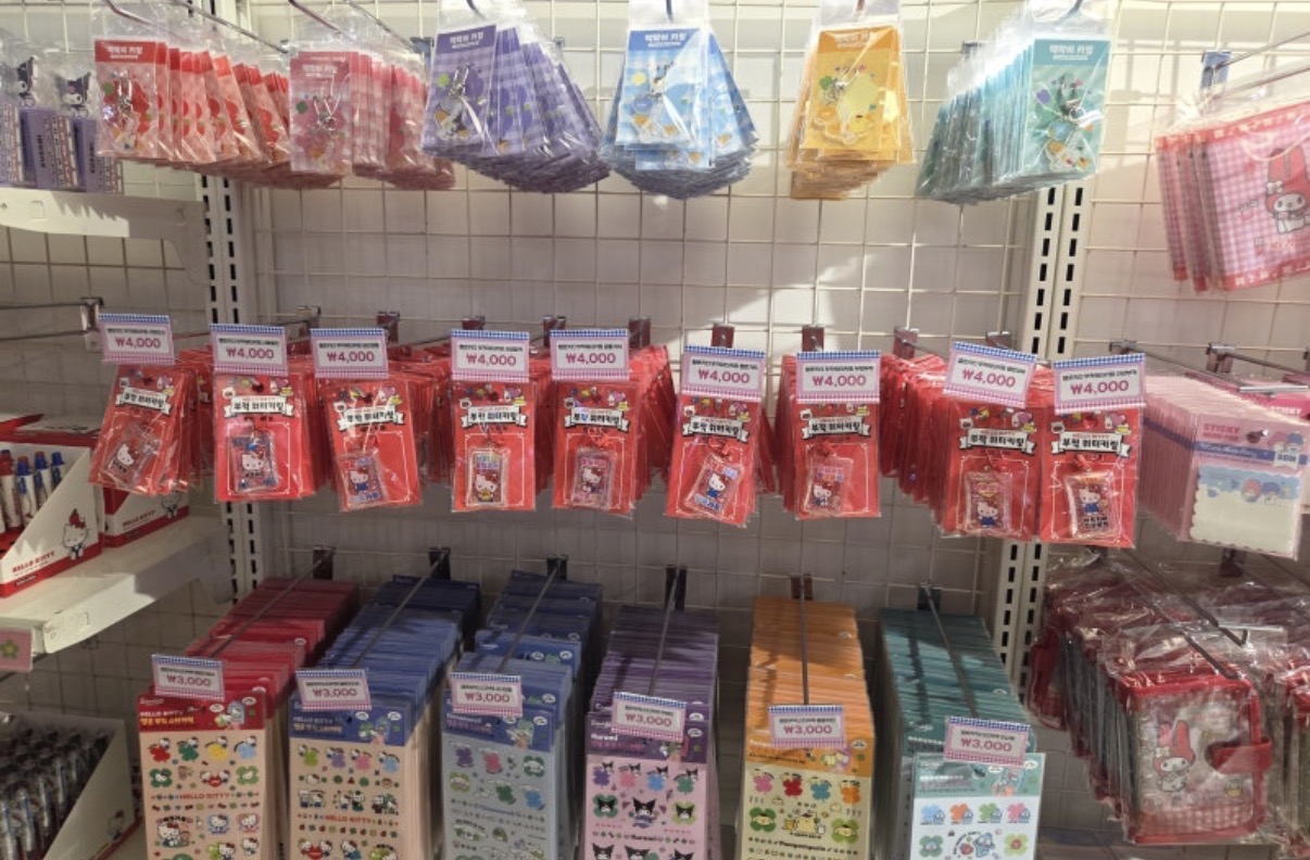 キャラクターごとに色を分けて並べた文具の棚
