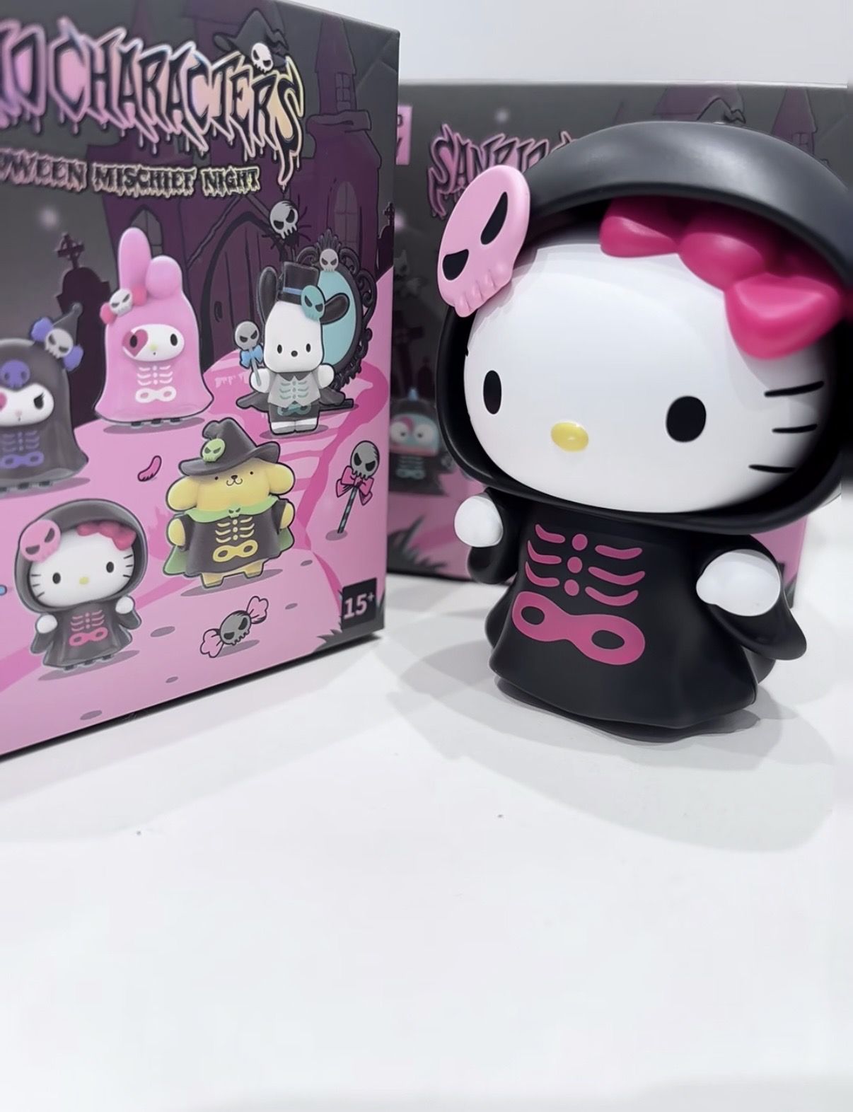 TOPTOY サンリオ 黒いフードとピンクの骨柄が特徴のハローキティ