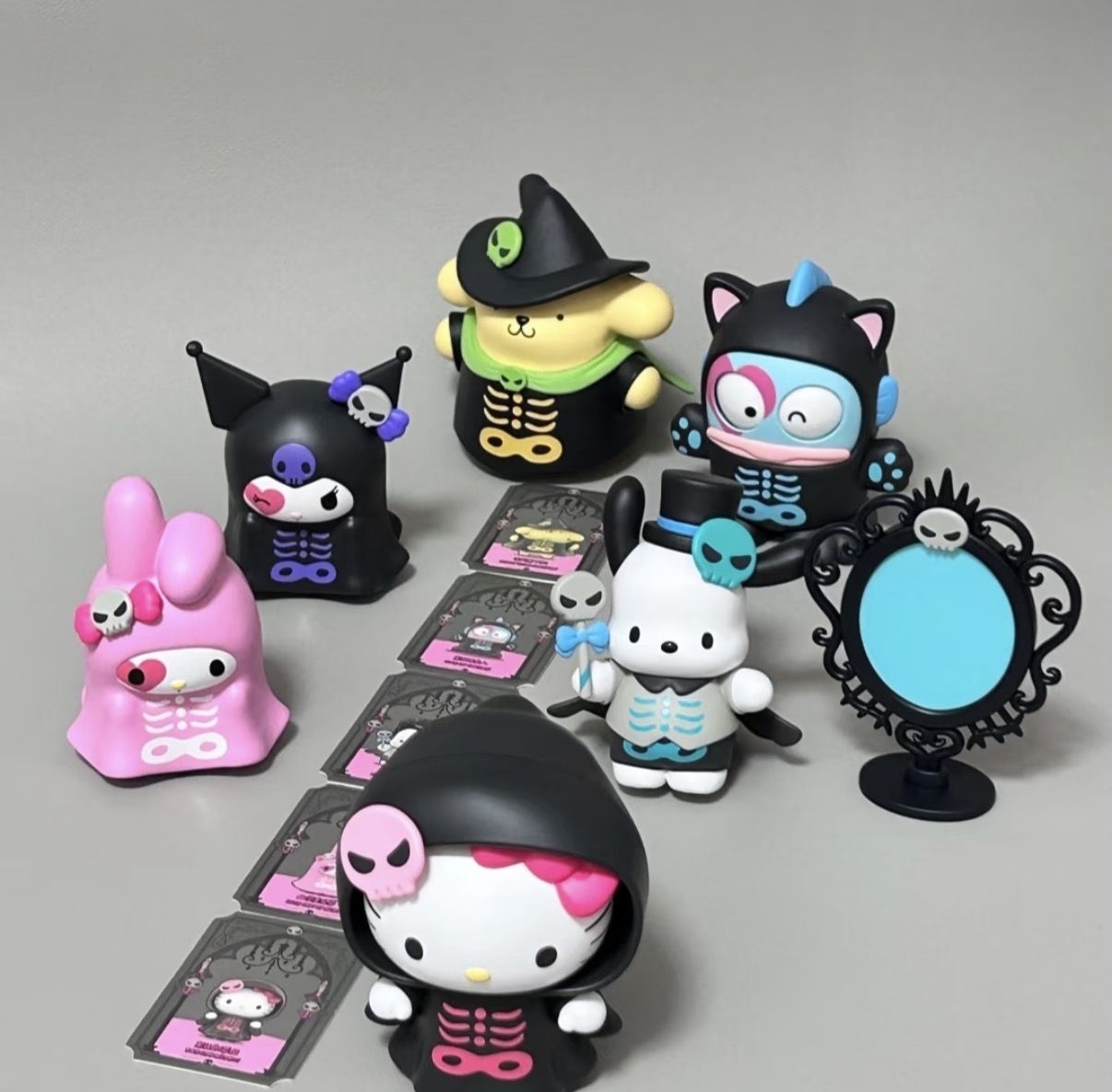 TOPTOY サンリオ フィギュアとカードを並べた集合写真