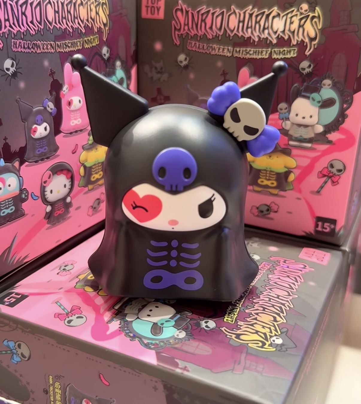 TOPTOY サンリオ クロミの衣装とドクロ飾りのアップ