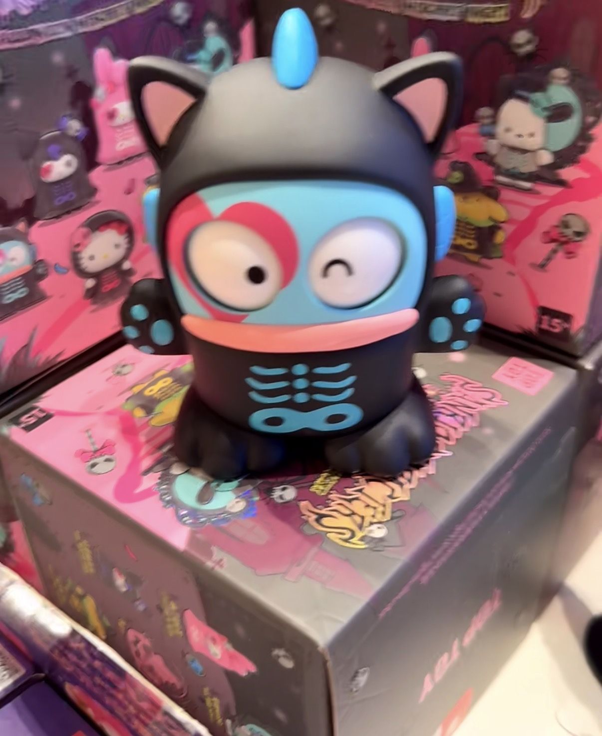 TOPTOY サンリオ ハンギョドンの表情と衣装のアップ