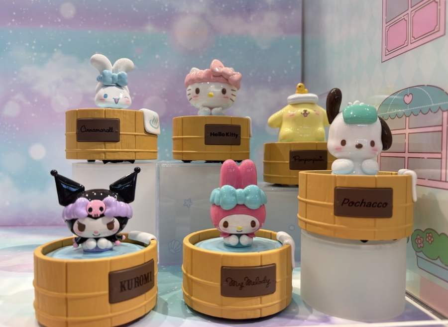 TOPTOY提供写真:くるくる温泉シリーズのキャラクター展示