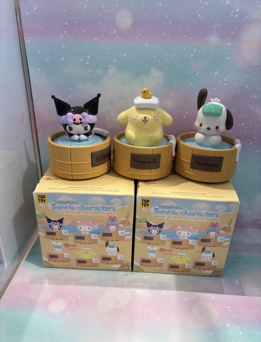 TOPTOY提供写真:商品ボックスとフィギュアの展示