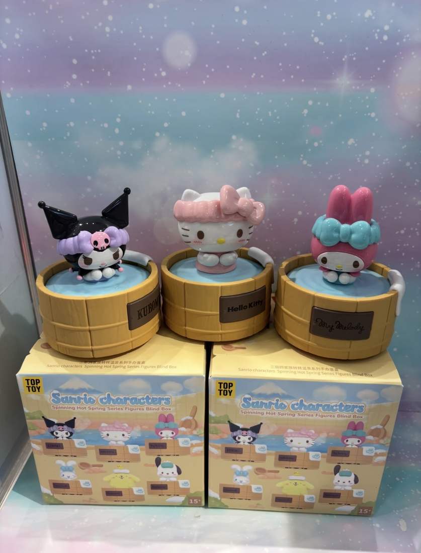 TOPTOY提供写真:くるくる温泉シリーズのフィギュアと商品ボックスの展示