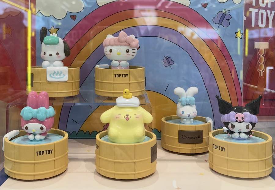 TOPTOY提供写真:虹の背景に並ぶくるくる温泉シリーズのフィギュア